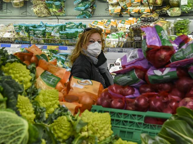 Coronavirus, il decalogo per sentirsi al sicuro quando si fa la spesa al supermercato